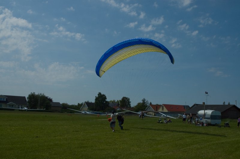 Paragliders over FFF (2)
